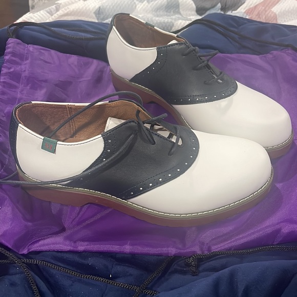 School shoes! - Picture 2 of 3